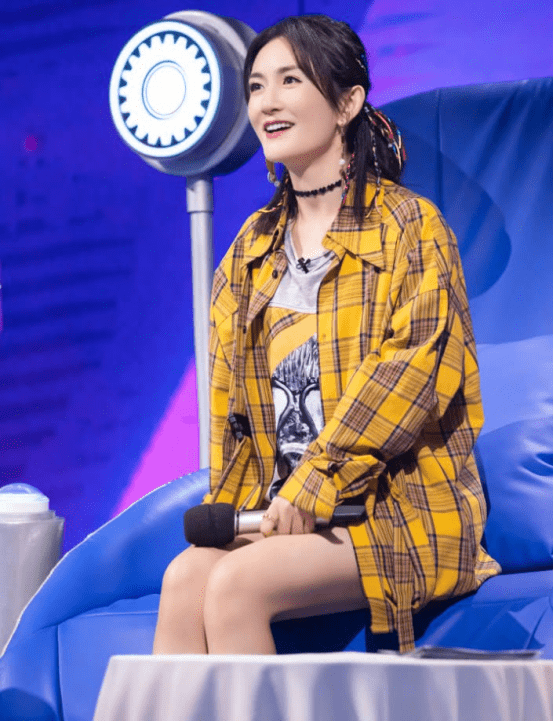 俩人|谢娜的功劳真不小，与老公张杰走机场，俩人戴着情侣帽还牵着手