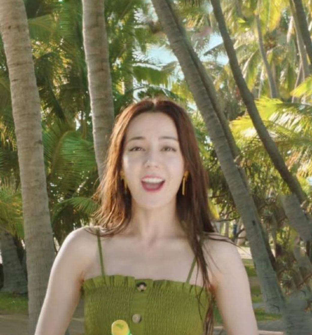 身材|迪丽热巴罕见秀身材，穿吊带背心拍广告写真，看着宛如17岁的少女