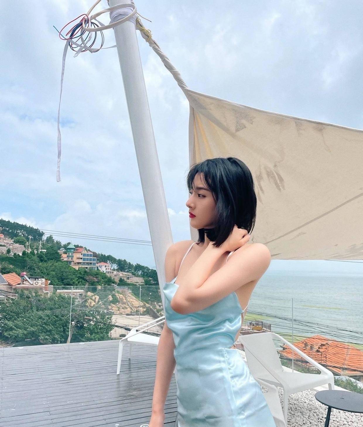 短裙|宋祖儿秋季穿搭真好看，卫衣搭配百褶裙走机场，少女感扑面而来