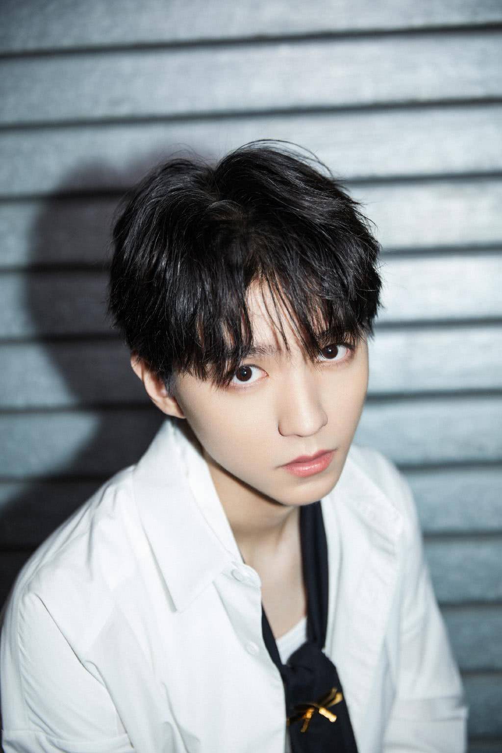 女友|妈妈粉要变女友粉了！王俊凯解开白衬衫配黑色领带，尽显成熟魅力