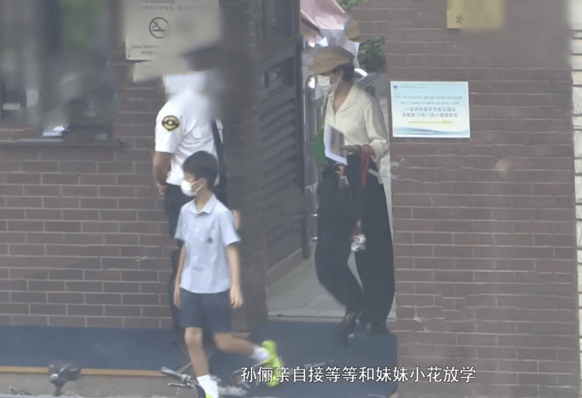 时尚|孙俪接儿女放学，戴贝雷帽穿搭时尚，等等高冷小花蹦蹦跳跳很活泼