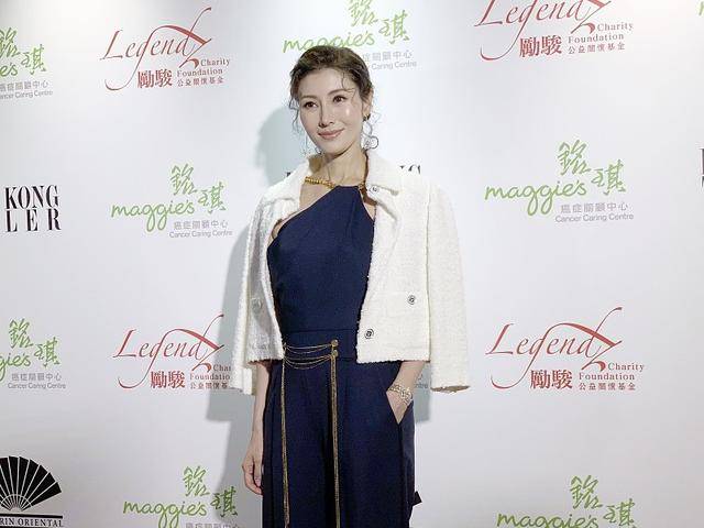 是一种|李嘉欣与儿子穿亲子装造型好大气，穿深蓝色的连体衣，气势满满