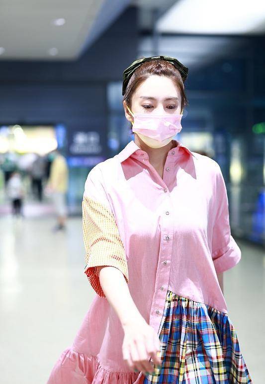 小粉|张雨绮穿2000元的小粉裙出门，却因为身材太好，反而显“老”了