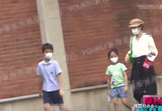 孙俪|孙俪亲自接孩子放学，精心打扮穿着时尚，儿子快步疾走插兜耍酷