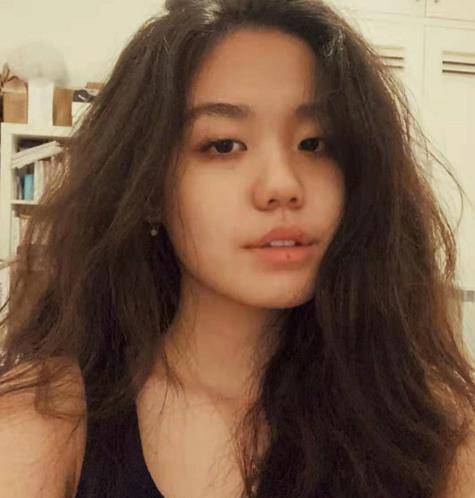 钟懿|钟镇涛17岁女儿穿衣好大胆！深v吊带碎花裙配大波浪，酒窝笑超甜