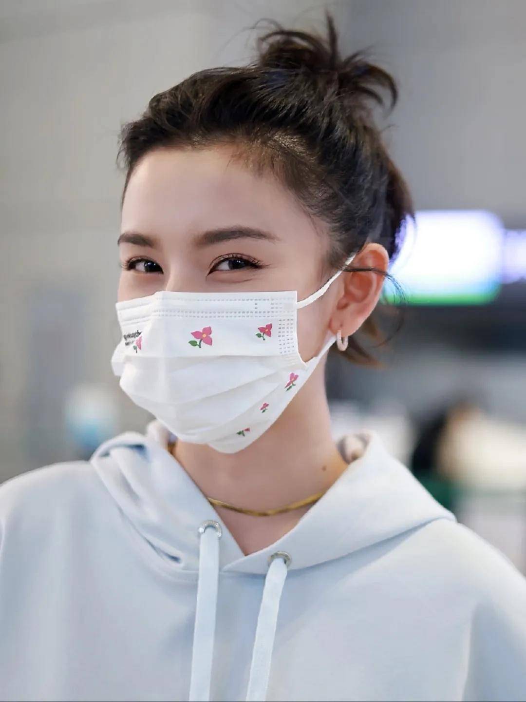 短裙|宋祖儿秋季穿搭真好看，卫衣搭配百褶裙走机场，少女感扑面而来