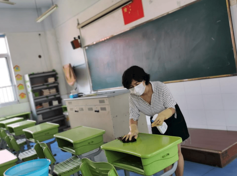 孩子开学家长打扫卫生 9cc40cd873ea4dc48c63ef346950c504.png