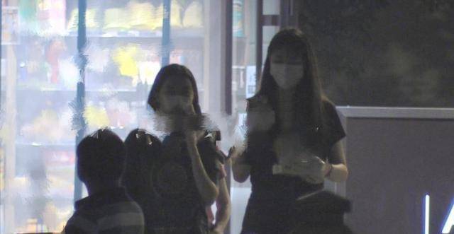 元素|15岁李嫣参加名媛闺蜜聚会！背心＋短裤竟美成焦点，气质赶超王菲