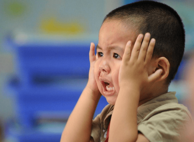 家长|孩子哭闹着不想去幼儿园，是心软带回家，还是让老师强行抱走？