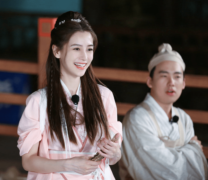 文化|baby第一次尝试汉服，全网都盯着她的鞋子，汉服粉：不会就别穿