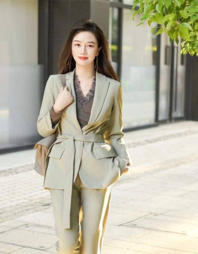 黑色|为什么今年的风衣，都宁愿配阔腿裤和白色衬衫？重点是真心好看