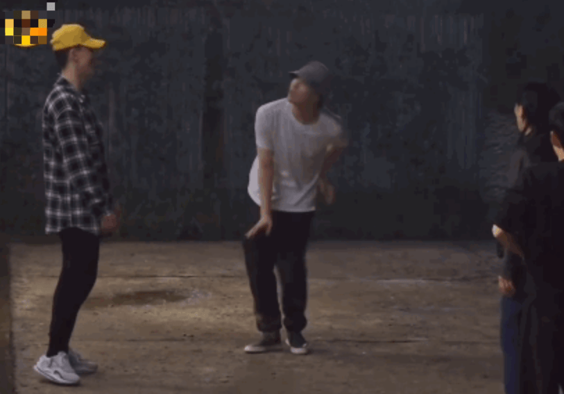 对比|张艺兴蘑菇屋大秀舞技，却意外与彭昱畅形成对比，彭彭太难了