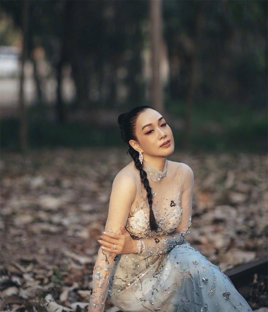 网络|钟丽缇与小11岁老公同框出镜，身穿裙装秀身材，小鸟依人满脸幸福