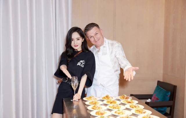 超短裙|杨幂生日会来头不小！顶奢大牌是主办方，她穿一身黑依旧美成焦点