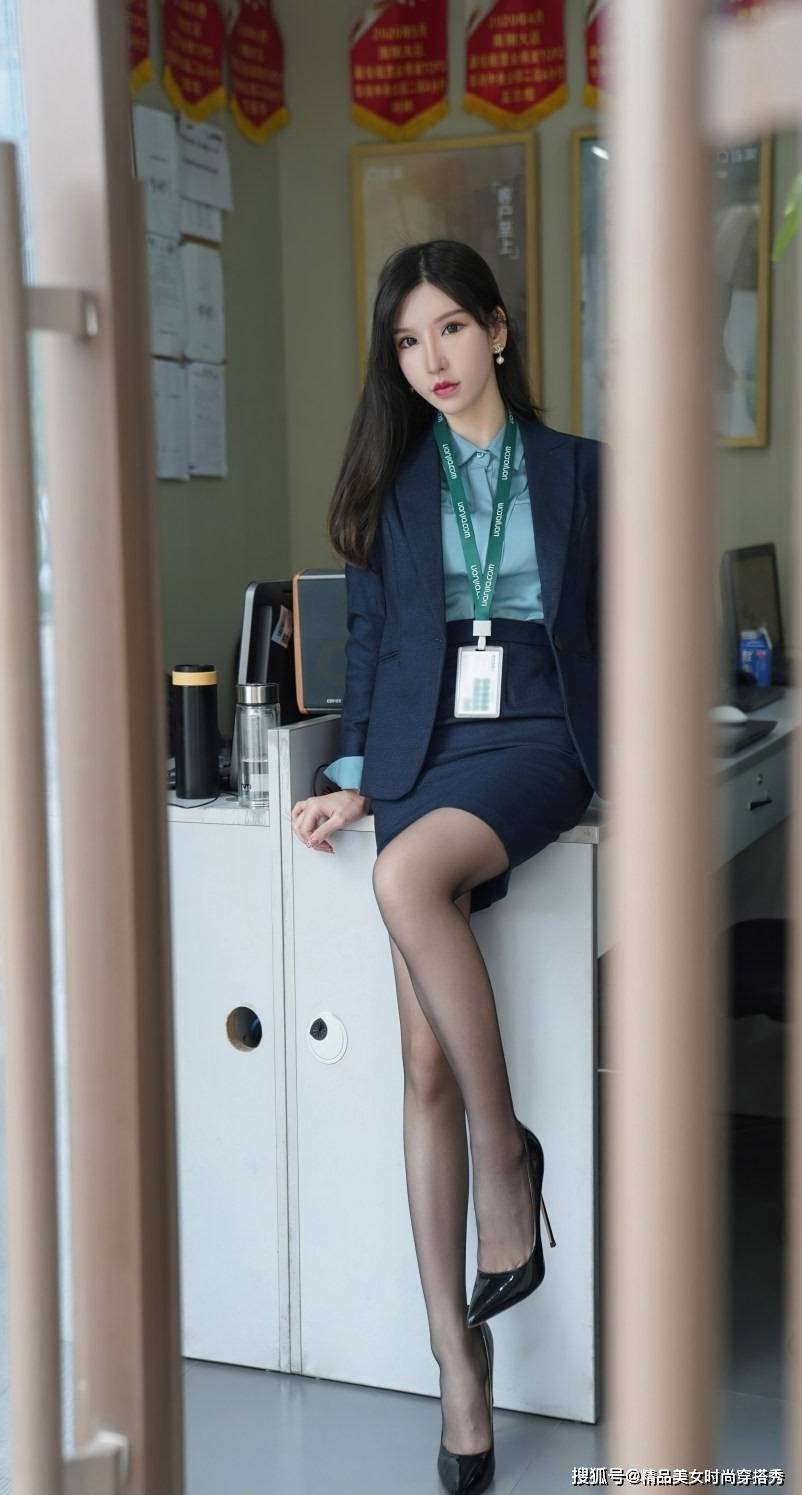 藏蓝色|职场穿搭：一条时尚又干练的套装裙是你不容错过的选择