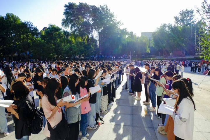 万人|阳光不燥，读书正好 !西安翻译学院学子共赴“万人晨读”！