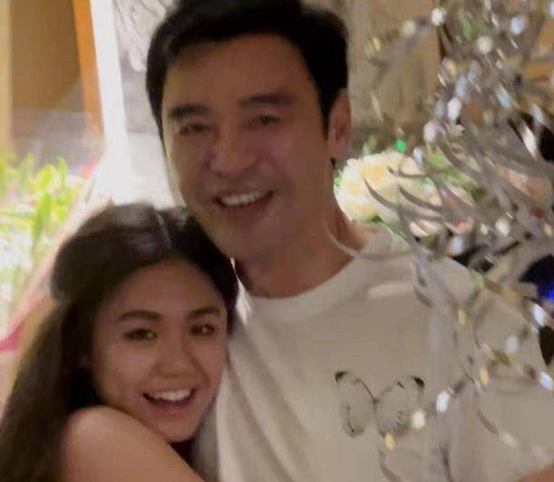 钟懿|钟镇涛17岁女儿穿衣好大胆！深v吊带碎花裙配大波浪，酒窝笑超甜