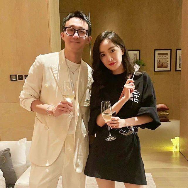 超短裙|杨幂生日会来头不小！顶奢大牌是主办方，她穿一身黑依旧美成焦点