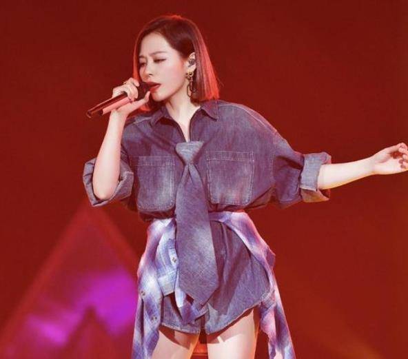 领带|张靓颖太适合穿衬衫了，叠穿两件衬衫高级感满满，跟时尚博主一样