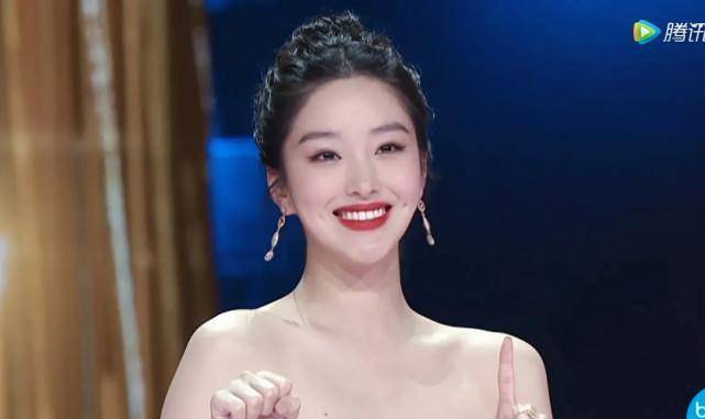 整体|江疏影真是深谙合照秘诀，欢乐颂新五美站一块，就她又高又白最抢眼