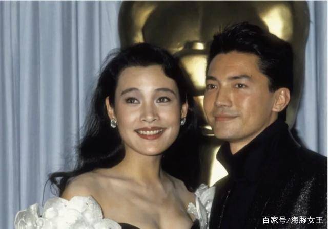 刘美含刘美色T恤+超短裙大长腿超惹眼小黄鸭外套却超抢镜