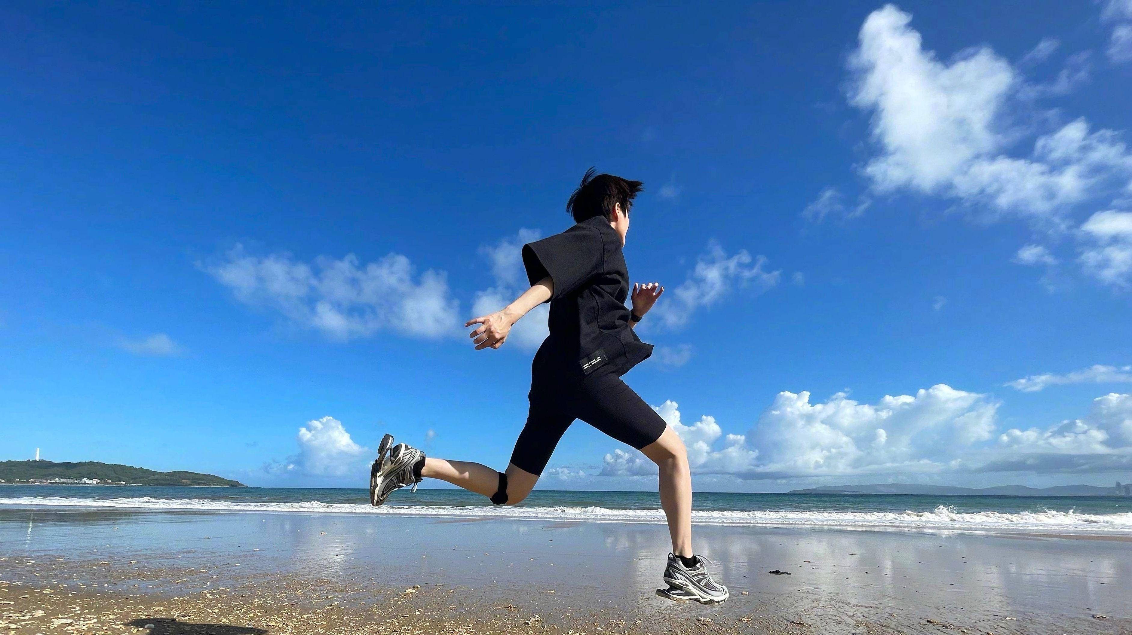 舞台|李宇春最新舞台演出造型，全套黑色造型简约，也掩饰不了内在气质