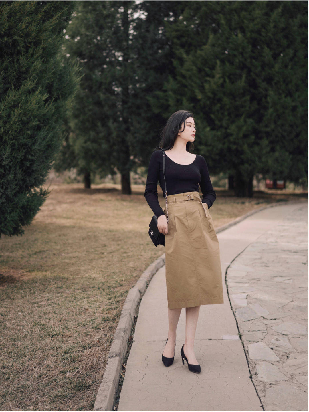 面料|职场法式穿搭指南，大u领针织衫+半身裙，穿起来气质又性感