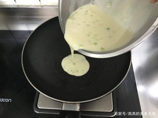 操作|快速做营养鸡蛋饼,不发面不醒面,筷子一搅,10分钟搞定全家早餐