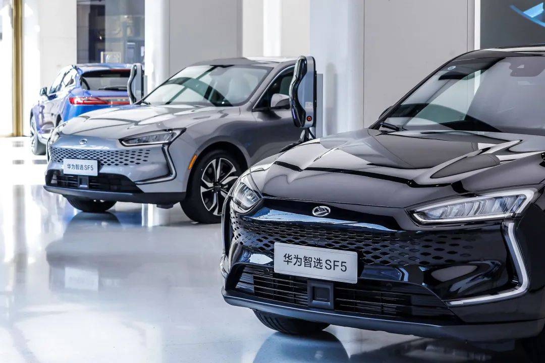 赛力斯华为智选sf5超强续航旅途无忧可油可电4缸增速器