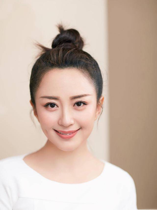 显示|杨童舒气质好极了,穿白色连衣裙优雅温柔,满脸胶原蛋白太显嫩