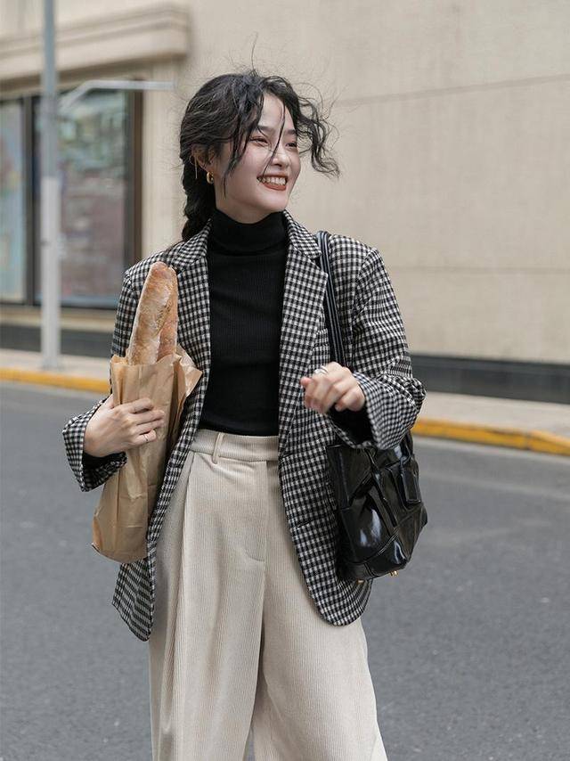 关之琳|关之琳一点不服老，黑色西装干练利落，点缀亮片更加精致时髦