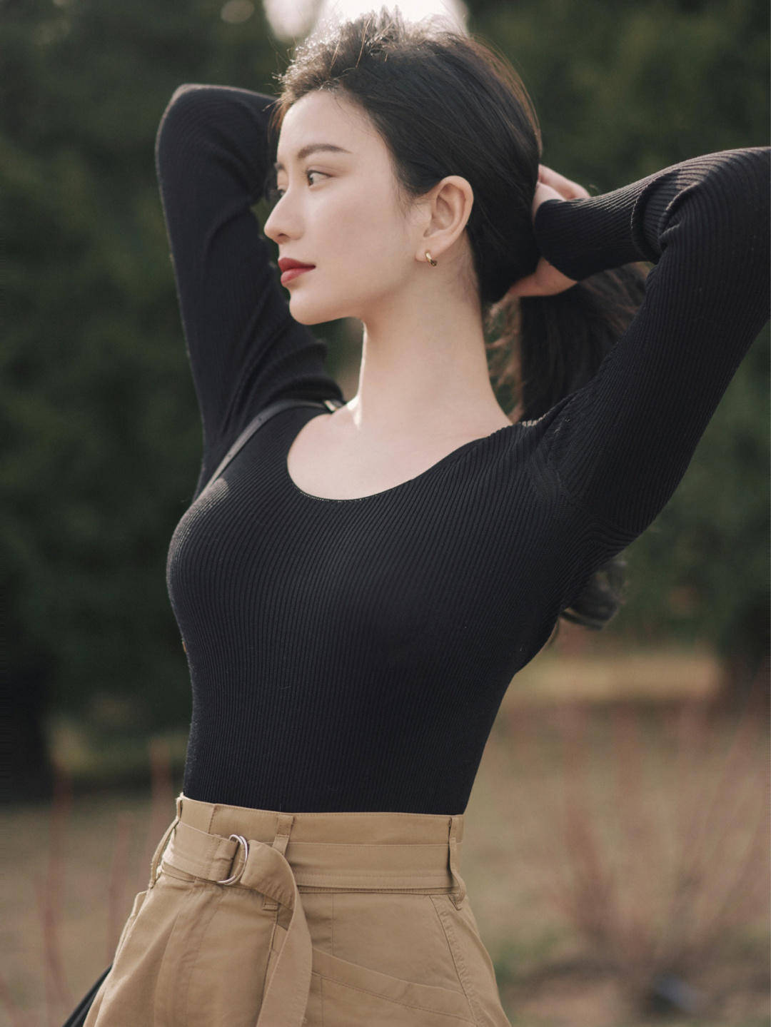 面料|职场法式穿搭指南，大u领针织衫+半身裙，穿起来气质又性感