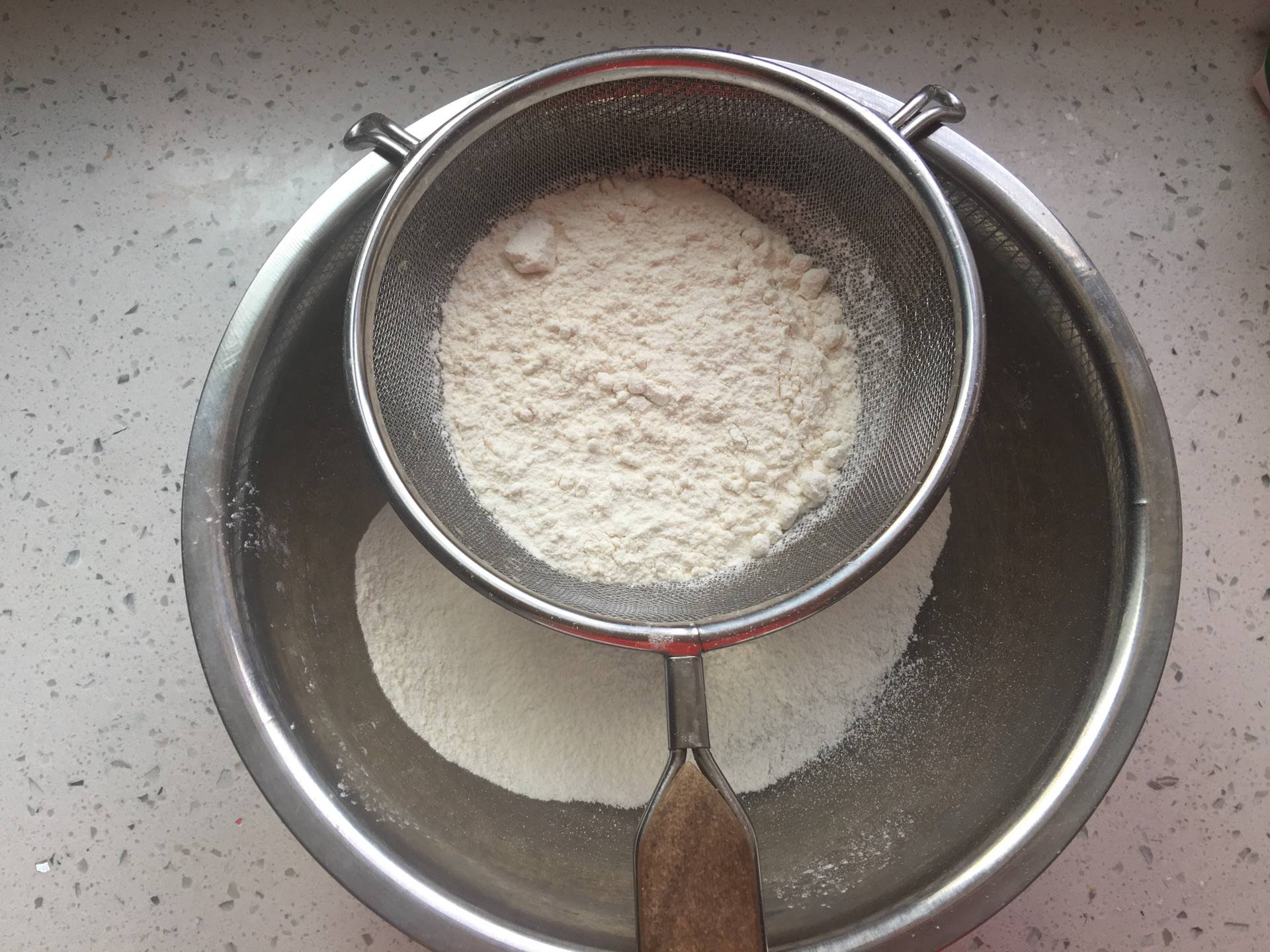 加入适量|2个鸡蛋加一碗面粉，做一份健康好吃的快手早餐，10分钟搞定