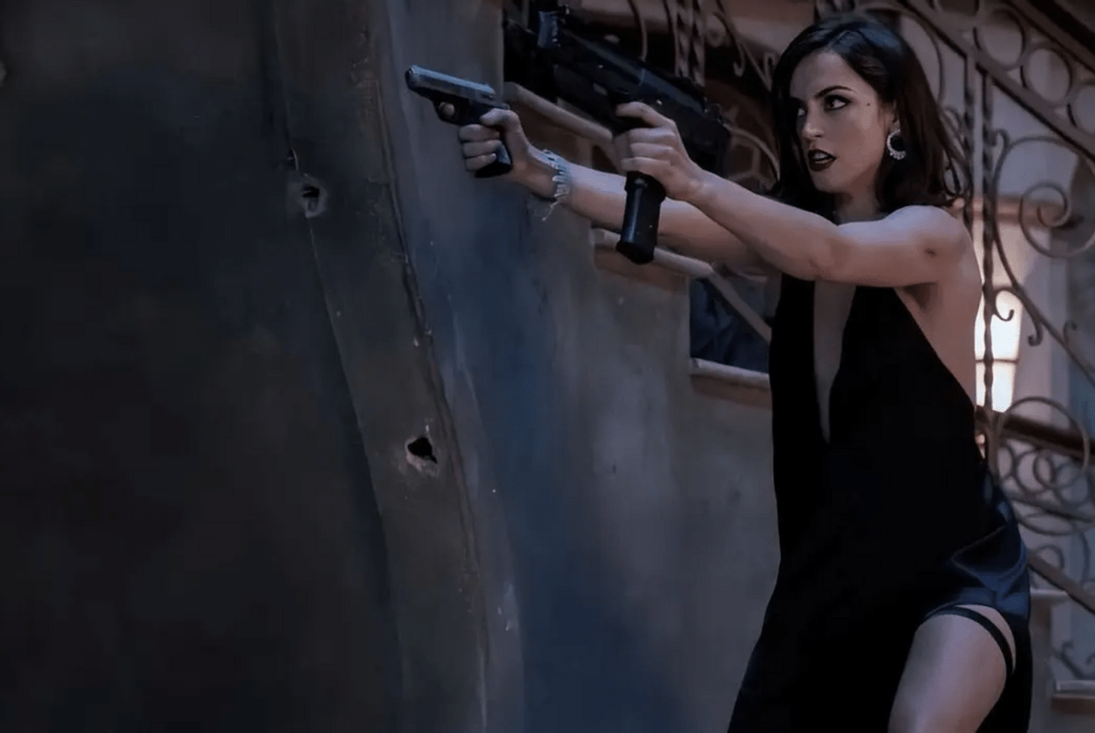 角色|007新任邦女郎是个狠角色，穿吊带长裙打架超猛，动作戏里大秀身材