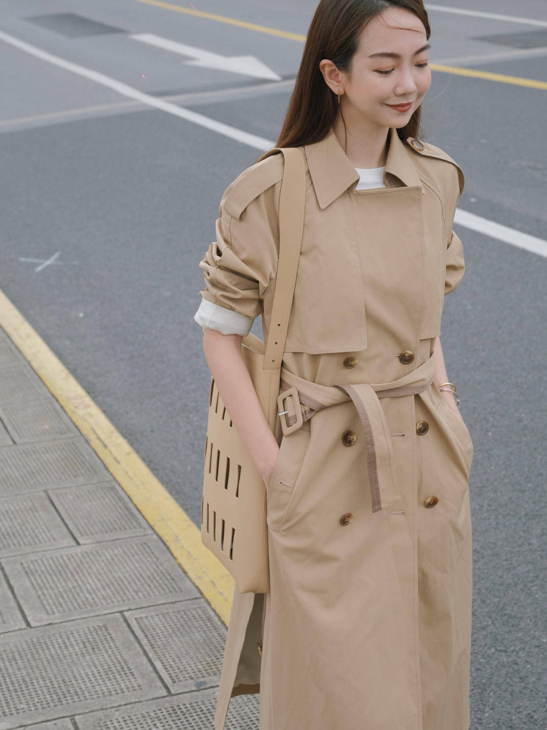 面料|职场法式穿搭指南，大u领针织衫+半身裙，穿起来气质又性感