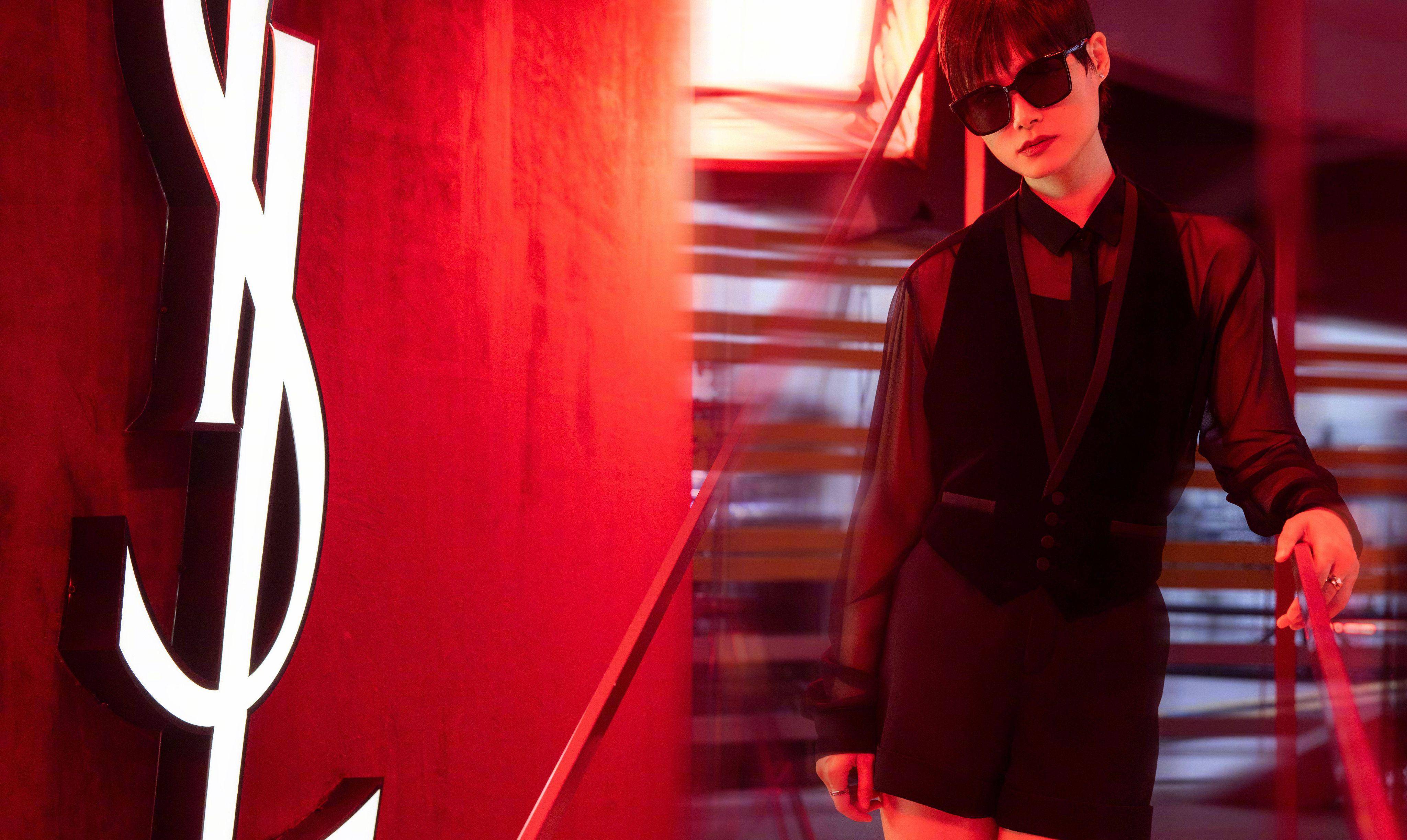 舞台|李宇春最新舞台演出造型，全套黑色造型简约，也掩饰不了内在气质