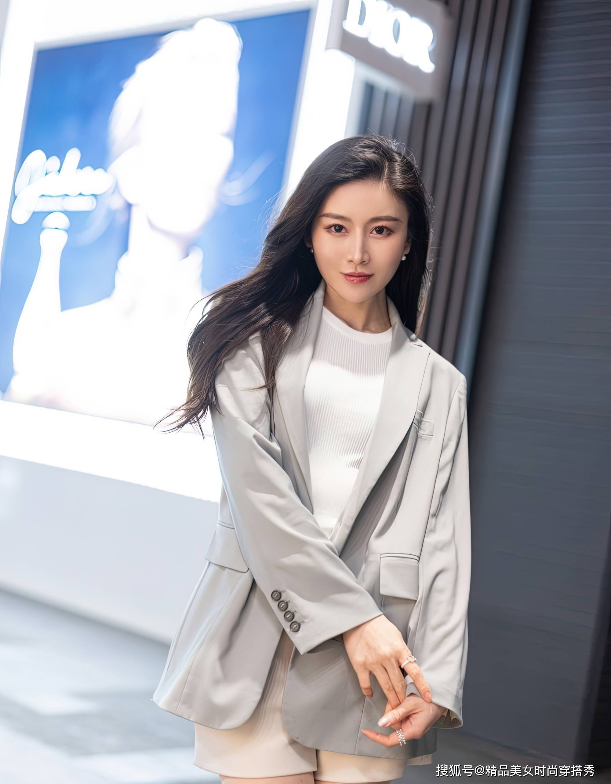 脚上一双黑色的高跟鞋搭配,吸睛时尚,给人一种成熟稳重的职场气质穿搭