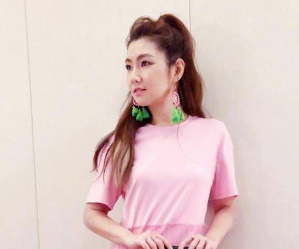 腰肢|任家萱变得更美了，穿一袭粉裙出场尽显少女感，根本不像是39岁