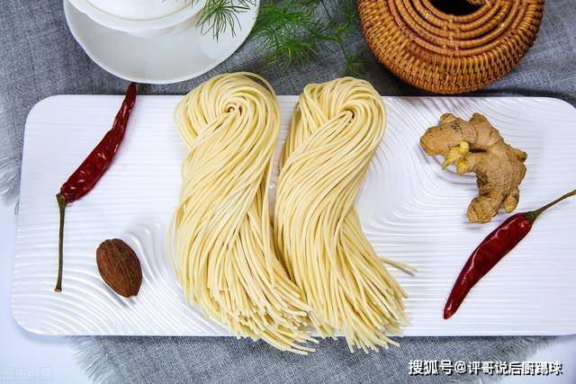 下锅|煮面条,别直接开水下锅,教你正确的方法,面条劲道还特别爽滑