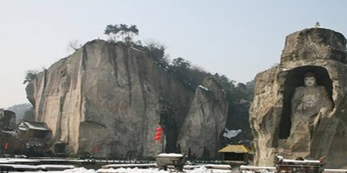浙江一座20米高石佛，距今已有1300多年，旁还有“倒立石”