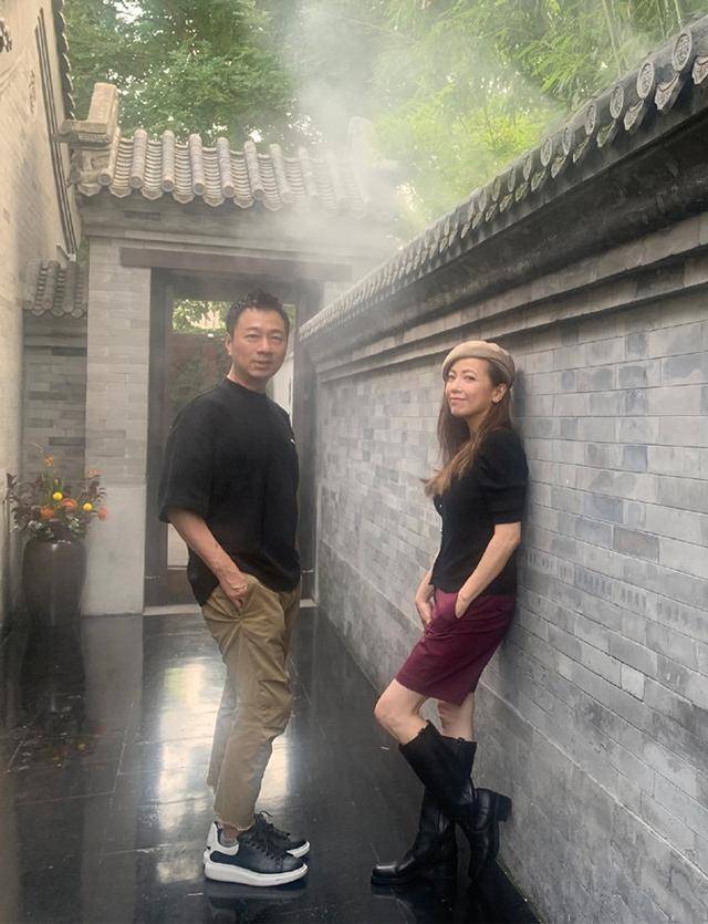 贝雷帽|黎耀祥邓萃雯罕见同框，“九姑娘”穿开衫戴贝雷帽，成熟曲线抢镜