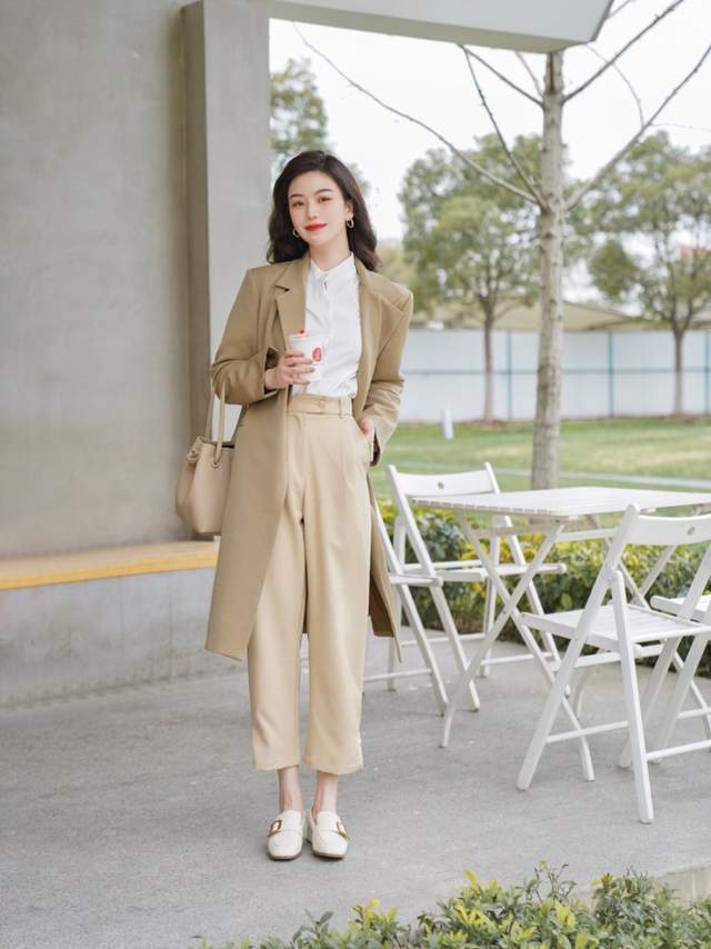 大衣|穿上秋天的第一件大衣，搭配牛仔裤更实在，保暖又时尚，好美