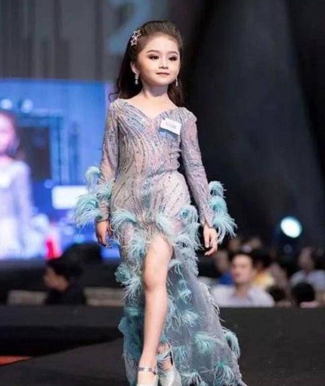 羽毛|7岁女孩芙瑞雅参加选美，穿起礼裙宛如超模，长大又是美人胚子