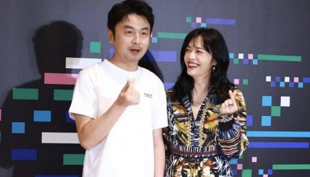 姚晨|姚晨身材真好,穿“大妈裙”也能秀美腿,与雷佳音同框毫无年龄差