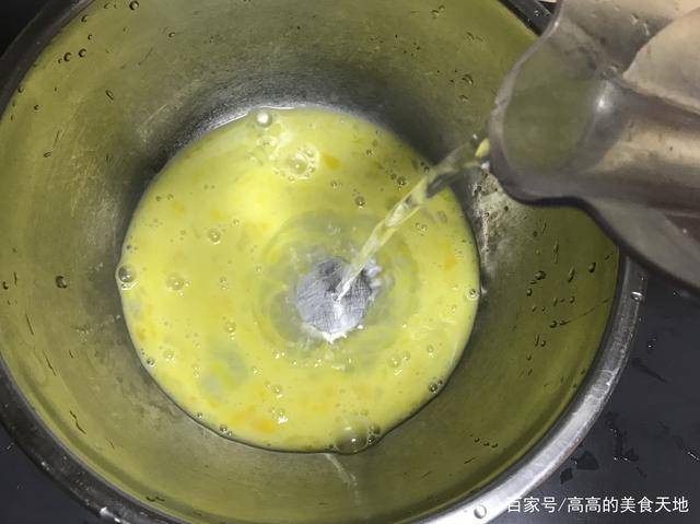 操作|快速做营养鸡蛋饼,不发面不醒面,筷子一搅,10分钟搞定全家早餐