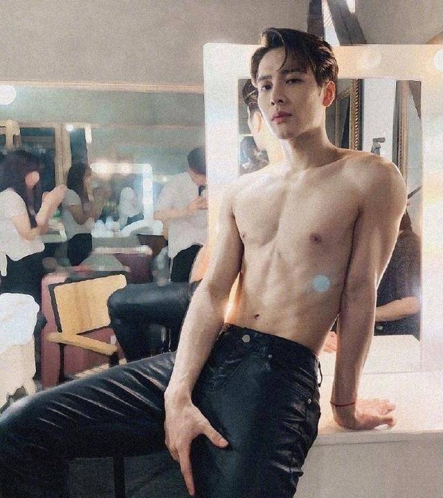 王嘉尔半裸写真合集 肌肉匀称有弹性 堪称完美肉体 好想摸 手机搜狐网