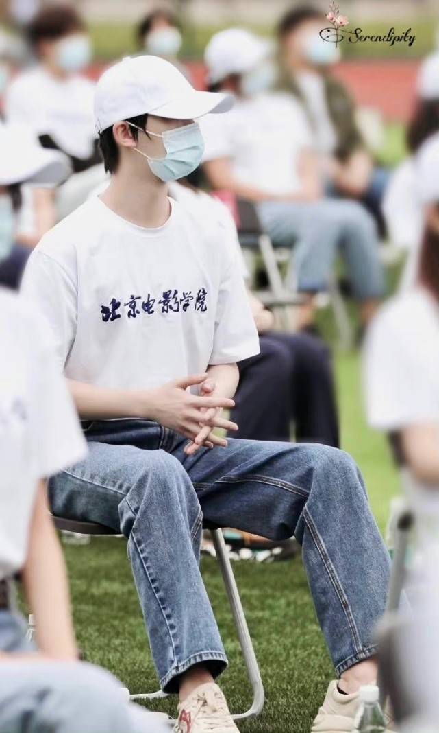 卫衣|北影开学仪式好隆重！吴磊丁程鑫两大顶流亮相，穿T恤吴磊更爷们