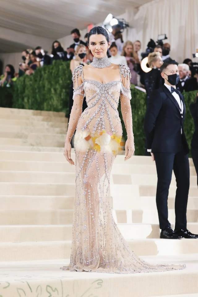 达尔·詹娜|肯豆致敬赫本闪耀Met Gala，金·卡戴珊与侃爷全黑造型让人迷惑