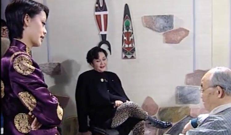 李谷一|李谷一罕见近照发福，妆容精致一脸富态，穿豹纹跷二郎腿气场足