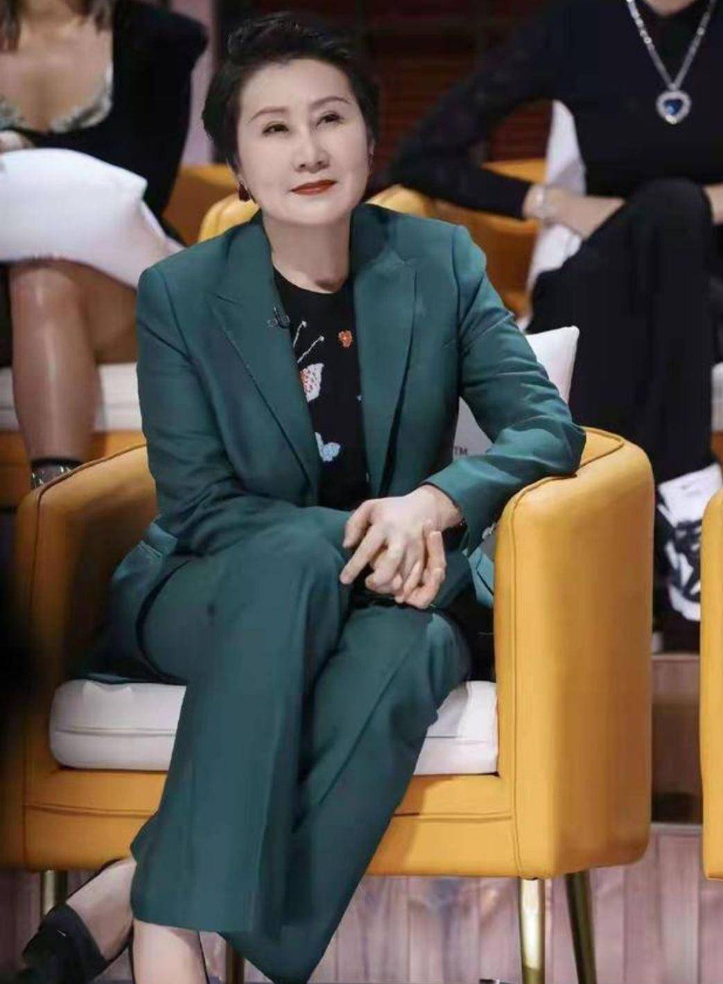 卡通|58岁张凯丽太会穿衣了，穿墨绿西装优雅时尚，端坐台上hold住全场